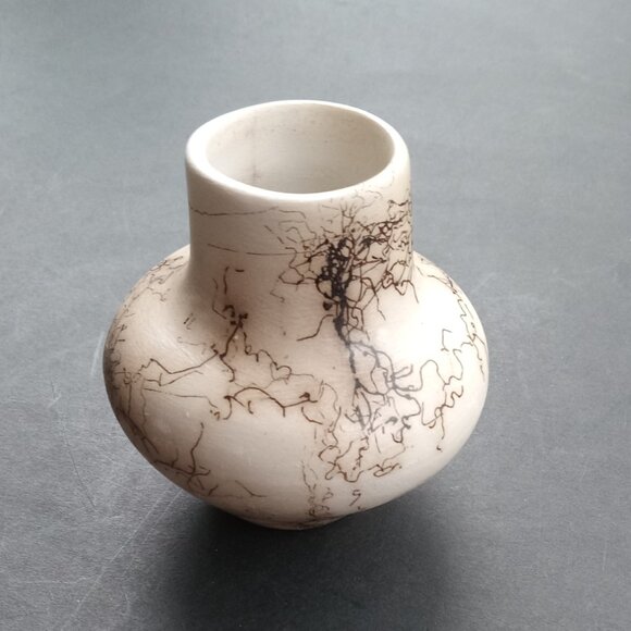 Native American Navajo Horse Hair Pottery Vase signed VAIL Mint Condition - Picture 11 of 16